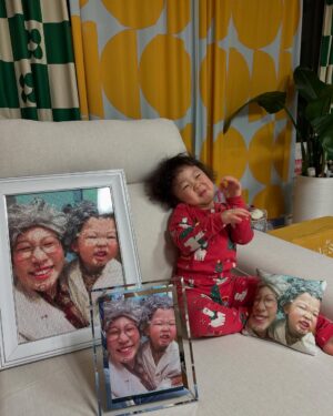 Kim Young-hee Instagram - 팬분이 주신 선물~~~~
감동의 향연이에요~~~~
자기애 강한 해서는 그져 신났어요~~~!!!!!!😍
액자를 안고 잔다는거 간신히 말렸네요~~
너무너무 감사해요~~~👵🏻👧🏻