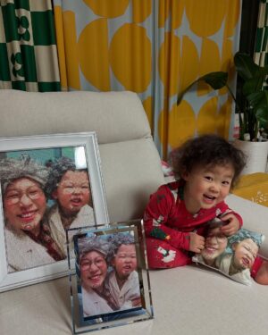 Kim Young-hee Instagram - 팬분이 주신 선물~~~~
감동의 향연이에요~~~~
자기애 강한 해서는 그져 신났어요~~~!!!!!!😍
액자를 안고 잔다는거 간신히 말렸네요~~
너무너무 감사해요~~~👵🏻👧🏻