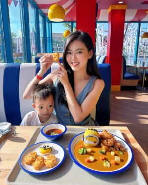 Kimberly Chia Instagram - Brought my minions to Minion Land!! 😛🍌