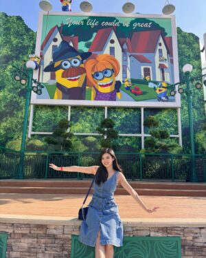 Kimberly Chia Instagram - Brought my minions to Minion Land!! 😛🍌