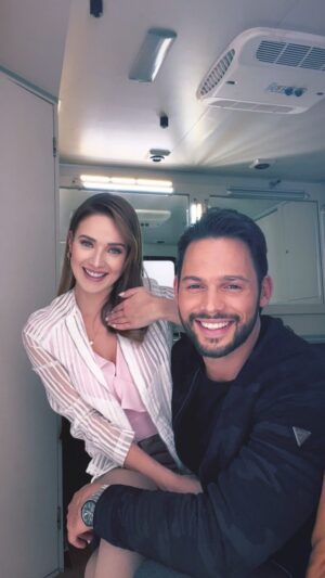 Kimberly Dos Ramos Instagram - Gracias por todo el cariño con nuestra historia ❤️ @vivirdeamorof @canalestrellas
#VivirDeAmor