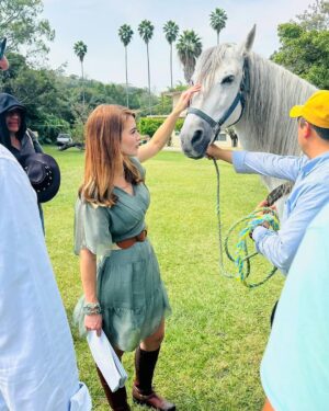 Kimberly Dos Ramos Instagram - Buenos días ☀️ 🎄Diciembre 🎄…⁣
Foticos de unas escenas muy lindas y con mucho amor 😍que me tocó grabar esta semana con mi nuevo personaje “Angelli” 🩷  en @vivirdeamorof ♥️ que se estrena el año que viene 😊😱🙏🏻 (que emoción ) !!! . ⁣
Ando a fulll y sin tiempo de nada ,por eso casi no estoy por aquí 🥺 pero les dejo mas 📸 que tenía en mi cel y me gustaron much😊.⁣
⁣
-La foto#1 muy linda, muy romántica y muy todo pero tenía un frío 🥶 😫😂😂! ⁣
-La última foto me encanta 🙏🏻♥️ es de una vista hermosaaaaa que me tocó ver todo el día mientras 🎥 . ⁣
⁣
#mexico #love #colors #work #happy