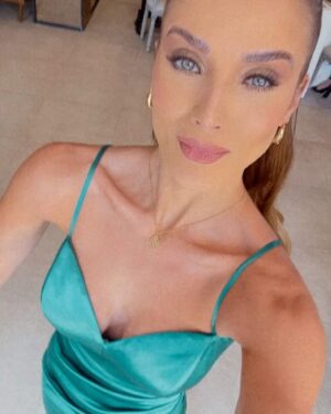 Kimberly Dos Ramos Instagram - Mi Angellí 👰🏼❤️ siendo felíz en su boda civil ⁣
con el Pepe Emilio en @vivirdeamorof ♥️👏🏻🥳.! ⁣
Que tal la boda , les gustó😏🥰???? ⁣
Mucho bailongooooo 🎵 💃🏼 🕺.⁣
⁣
El vestido 👗 y el #outfit azul de Angellí me encantooo 😍. ⁣
⁣
La 📸 #8 yoooo siendo yooooo 🤣😂 ! ⁣
⁣
Gracias a todos por tanto cariño y amor en los últimos capítulos 🥲🥹 ♥️🙏🏻. ⁣
⁣
#vivirdeamor #novela #amor #mexico #josgelli .⁣