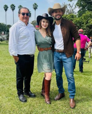 Kimberly Dos Ramos Instagram - Buenos días ☀️ 🎄Diciembre 🎄…⁣
Foticos de unas escenas muy lindas y con mucho amor 😍que me tocó grabar esta semana con mi nuevo personaje “Angelli” 🩷  en @vivirdeamorof ♥️ que se estrena el año que viene 😊😱🙏🏻 (que emoción ) !!! . ⁣
Ando a fulll y sin tiempo de nada ,por eso casi no estoy por aquí 🥺 pero les dejo mas 📸 que tenía en mi cel y me gustaron much😊.⁣
⁣
-La foto#1 muy linda, muy romántica y muy todo pero tenía un frío 🥶 😫😂😂! ⁣
-La última foto me encanta 🙏🏻♥️ es de una vista hermosaaaaa que me tocó ver todo el día mientras 🎥 . ⁣
⁣
#mexico #love #colors #work #happy