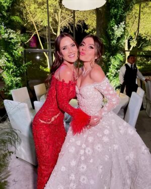 Kimberly Dos Ramos Instagram - Boda especial llena de mucho amor ♾️ ❤️ …
❤️#SofiayPablo ❤️.
30.11.2024 ✨.

Red dress🔥: @tabja .

Les gustó el vestido ? Yo lo amé 😍😏.