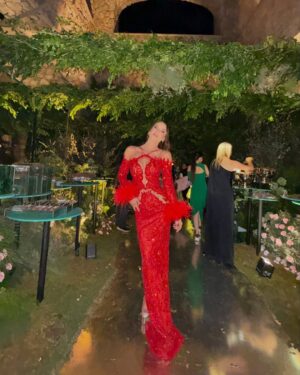 Kimberly Dos Ramos Instagram - Boda especial llena de mucho amor ♾️ ❤️ …
❤️#SofiayPablo ❤️.
30.11.2024 ✨.

Red dress🔥: @tabja .

Les gustó el vestido ? Yo lo amé 😍😏.