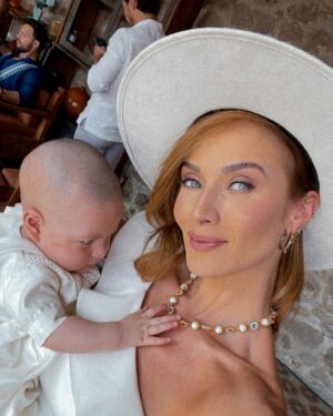 Kimberly Dos Ramos Instagram - Si buenas ❤️ aquí les dejo unas foticos de mi Angellí en el bautizo de su mini Pepe Emilio 🥰y también un video muy lindo con el 👶🏼 antes de 🎬🎥 vivir de amor . ⁣
⁣
Tengo muchas fotos y videos de Angellí en la boda , con el mini Pepe Emilio y con el resto de los personajes 🥳 poco a poco las subiré lo prometo 🙏🏻. ⁣
Que fotos quieren ver 👀???? ⁣
⁣
Gracias a todos por acompañarnos ayer en el capítulo final de @vivirdeamorof ❤️ ustedes son lo máximo de verdad gracias por tanto cariño ☺️. ⁣
⁣
#novela #vivirdeamor #angelli #amor #mexico .