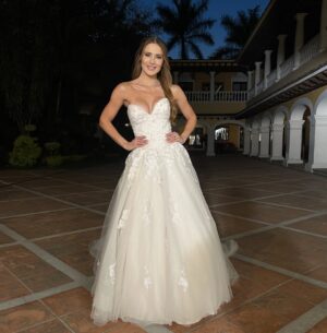 Kimberly Dos Ramos Instagram - Foticos y videos que les debía de la boda de mi Angellí y Pepe Emilio en @vivirdeamorof ❤️😍☺️. ⁣
⁣
Hoy no se pueden perder el capítulo final de esta linda historia por @univision ❤️🙏🏻 gracias por el cariño y el apoyo .⁣
⁣
•📸 #1 felíz y casi lista para 🎥 las escenas .⁣
•📸 #2 con el vestido de novia que me gustó mucho ❤️ y que creo que es mi boda #19 🧐peeero en las novelas 🤣. ⁣
•📸 #3,4 y 5 lo bien que la pasamos grabando esas escenas con @emmanuelpalomares 🤪.⁣
•📸 #6 con nuestro director antes del 5 y acción 🎥.⁣
•📸 #7 con mi @amairaniromerogu que amo y adoro ❤️.⁣
•📸 #8 con las guapasss y talentosas 🔝@eugeniacauduromx @mariluzbermudez1 y @amairaniromerogu ❤️🙏🏻.⁣
•📸 #9 un video con el mini Pepe Emilio 😍 que niño tan hermoso. ⁣
•📸 #10 el video después de la boda y lista para la 🌙 de 🍯😂 ( hora del video: 12 de la noche gracias 🥲 fuè un día largo pero divertido). ⁣
•📸 #11  mis caras  y yo 😂🤷🏼‍♀️. 
 Que tal las fotos ❤️ les gustó ???.

#pictures #mexico #vivirdeamor  #bride #novela #boda #honeymoon .