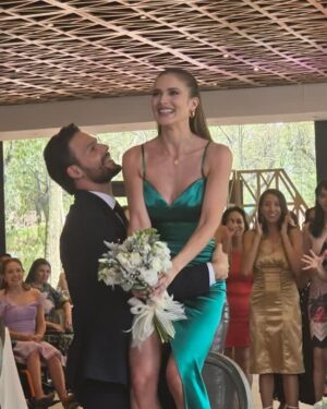 Kimberly Dos Ramos Instagram - Mi Angellí 👰🏼❤️ siendo felíz en su boda civil ⁣
con el Pepe Emilio en @vivirdeamorof ♥️👏🏻🥳.! ⁣
Que tal la boda , les gustó😏🥰???? ⁣
Mucho bailongooooo 🎵 💃🏼 🕺.⁣
⁣
El vestido 👗 y el #outfit azul de Angellí me encantooo 😍. ⁣
⁣
La 📸 #8 yoooo siendo yooooo 🤣😂 ! ⁣
⁣
Gracias a todos por tanto cariño y amor en los últimos capítulos 🥲🥹 ♥️🙏🏻. ⁣
⁣
#vivirdeamor #novela #amor #mexico #josgelli .⁣