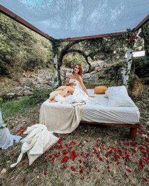 Kimberly Dos Ramos Instagram - Buenos días ☀️ 🎄Diciembre 🎄…⁣
Foticos de unas escenas muy lindas y con mucho amor 😍que me tocó grabar esta semana con mi nuevo personaje “Angelli” 🩷  en @vivirdeamorof ♥️ que se estrena el año que viene 😊😱🙏🏻 (que emoción ) !!! . ⁣
Ando a fulll y sin tiempo de nada ,por eso casi no estoy por aquí 🥺 pero les dejo mas 📸 que tenía en mi cel y me gustaron much😊.⁣
⁣
-La foto#1 muy linda, muy romántica y muy todo pero tenía un frío 🥶 😫😂😂! ⁣
-La última foto me encanta 🙏🏻♥️ es de una vista hermosaaaaa que me tocó ver todo el día mientras 🎥 . ⁣
⁣
#mexico #love #colors #work #happy