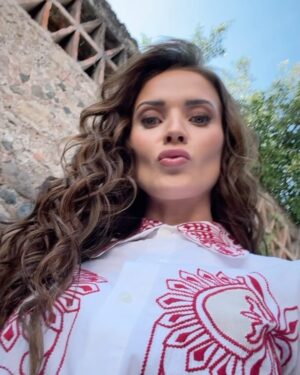 Kimberly Dos Ramos Instagram - Ayer fué el super claquetazo de @meatrevoaamarte ❤️ y aquí les comparto algunas foticos lindas con mi compañero @rodrigoguirao  y también de ese momento tan especial para nosotros 🙏🏻✨ con todo el equipo que forma parte de esta gran novela 😍. 
Gracias a nuestro productor @productormejia por unirnos en este gran proyecto 🙏🏻📺 todos estamos muy emocionados y dándolo todo en nuestras escenas para que ustedes lo disfruten el 24/2/2025 por @canalestrellas . 

📸: @rpgphoto . 

Están listos para ver este gran proyecto ??? 

#novela #mexico .