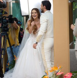 Kimberly Dos Ramos Instagram - Foticos y videos que les debía de la boda de mi Angellí y Pepe Emilio en @vivirdeamorof ❤️😍☺️. ⁣
⁣
Hoy no se pueden perder el capítulo final de esta linda historia por @univision ❤️🙏🏻 gracias por el cariño y el apoyo .⁣
⁣
•📸 #1 felíz y casi lista para 🎥 las escenas .⁣
•📸 #2 con el vestido de novia que me gustó mucho ❤️ y que creo que es mi boda #19 🧐peeero en las novelas 🤣. ⁣
•📸 #3,4 y 5 lo bien que la pasamos grabando esas escenas con @emmanuelpalomares 🤪.⁣
•📸 #6 con nuestro director antes del 5 y acción 🎥.⁣
•📸 #7 con mi @amairaniromerogu que amo y adoro ❤️.⁣
•📸 #8 con las guapasss y talentosas 🔝@eugeniacauduromx @mariluzbermudez1 y @amairaniromerogu ❤️🙏🏻.⁣
•📸 #9 un video con el mini Pepe Emilio 😍 que niño tan hermoso. ⁣
•📸 #10 el video después de la boda y lista para la 🌙 de 🍯😂 ( hora del video: 12 de la noche gracias 🥲 fuè un día largo pero divertido). ⁣
•📸 #11  mis caras  y yo 😂🤷🏼‍♀️. 
 Que tal las fotos ❤️ les gustó ???.

#pictures #mexico #vivirdeamor  #bride #novela #boda #honeymoon .