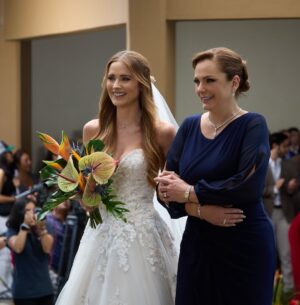 Kimberly Dos Ramos Instagram - Foticos y videos que les debía de la boda de mi Angellí y Pepe Emilio en @vivirdeamorof ❤️😍☺️. ⁣
⁣
Hoy no se pueden perder el capítulo final de esta linda historia por @univision ❤️🙏🏻 gracias por el cariño y el apoyo .⁣
⁣
•📸 #1 felíz y casi lista para 🎥 las escenas .⁣
•📸 #2 con el vestido de novia que me gustó mucho ❤️ y que creo que es mi boda #19 🧐peeero en las novelas 🤣. ⁣
•📸 #3,4 y 5 lo bien que la pasamos grabando esas escenas con @emmanuelpalomares 🤪.⁣
•📸 #6 con nuestro director antes del 5 y acción 🎥.⁣
•📸 #7 con mi @amairaniromerogu que amo y adoro ❤️.⁣
•📸 #8 con las guapasss y talentosas 🔝@eugeniacauduromx @mariluzbermudez1 y @amairaniromerogu ❤️🙏🏻.⁣
•📸 #9 un video con el mini Pepe Emilio 😍 que niño tan hermoso. ⁣
•📸 #10 el video después de la boda y lista para la 🌙 de 🍯😂 ( hora del video: 12 de la noche gracias 🥲 fuè un día largo pero divertido). ⁣
•📸 #11  mis caras  y yo 😂🤷🏼‍♀️. 
 Que tal las fotos ❤️ les gustó ???.

#pictures #mexico #vivirdeamor  #bride #novela #boda #honeymoon .
