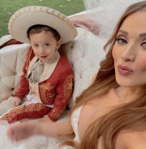 Kimberly Dos Ramos Instagram - Foticos y videos que les debía de la boda de mi Angellí y Pepe Emilio en @vivirdeamorof ❤️😍☺️. ⁣
⁣
Hoy no se pueden perder el capítulo final de esta linda historia por @univision ❤️🙏🏻 gracias por el cariño y el apoyo .⁣
⁣
•📸 #1 felíz y casi lista para 🎥 las escenas .⁣
•📸 #2 con el vestido de novia que me gustó mucho ❤️ y que creo que es mi boda #19 🧐peeero en las novelas 🤣. ⁣
•📸 #3,4 y 5 lo bien que la pasamos grabando esas escenas con @emmanuelpalomares 🤪.⁣
•📸 #6 con nuestro director antes del 5 y acción 🎥.⁣
•📸 #7 con mi @amairaniromerogu que amo y adoro ❤️.⁣
•📸 #8 con las guapasss y talentosas 🔝@eugeniacauduromx @mariluzbermudez1 y @amairaniromerogu ❤️🙏🏻.⁣
•📸 #9 un video con el mini Pepe Emilio 😍 que niño tan hermoso. ⁣
•📸 #10 el video después de la boda y lista para la 🌙 de 🍯😂 ( hora del video: 12 de la noche gracias 🥲 fuè un día largo pero divertido). ⁣
•📸 #11  mis caras  y yo 😂🤷🏼‍♀️. 
 Que tal las fotos ❤️ les gustó ???.

#pictures #mexico #vivirdeamor  #bride #novela #boda #honeymoon .