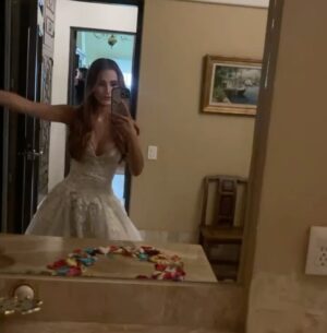Kimberly Dos Ramos Instagram - Foticos y videos que les debía de la boda de mi Angellí y Pepe Emilio en @vivirdeamorof ❤️😍☺️. ⁣
⁣
Hoy no se pueden perder el capítulo final de esta linda historia por @univision ❤️🙏🏻 gracias por el cariño y el apoyo .⁣
⁣
•📸 #1 felíz y casi lista para 🎥 las escenas .⁣
•📸 #2 con el vestido de novia que me gustó mucho ❤️ y que creo que es mi boda #19 🧐peeero en las novelas 🤣. ⁣
•📸 #3,4 y 5 lo bien que la pasamos grabando esas escenas con @emmanuelpalomares 🤪.⁣
•📸 #6 con nuestro director antes del 5 y acción 🎥.⁣
•📸 #7 con mi @amairaniromerogu que amo y adoro ❤️.⁣
•📸 #8 con las guapasss y talentosas 🔝@eugeniacauduromx @mariluzbermudez1 y @amairaniromerogu ❤️🙏🏻.⁣
•📸 #9 un video con el mini Pepe Emilio 😍 que niño tan hermoso. ⁣
•📸 #10 el video después de la boda y lista para la 🌙 de 🍯😂 ( hora del video: 12 de la noche gracias 🥲 fuè un día largo pero divertido). ⁣
•📸 #11  mis caras  y yo 😂🤷🏼‍♀️. 
 Que tal las fotos ❤️ les gustó ???.

#pictures #mexico #vivirdeamor  #bride #novela #boda #honeymoon .