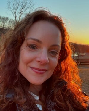 Kimberly Williams-Paisley Instagram - Haven’t posted in the feed in a while. Caught the sunset in my hair and thought it looked cool. I fell and broke my foot last Saturday. But look Im walking around! So it’s not too bad. No sympathy please! How’s everyone else doing today? Sending love to you—

#friyay