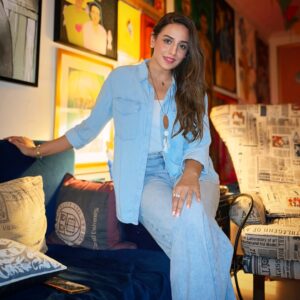 Kinza Razzak Instagram - Unapologetically Me! 🙋🏽‍♀️🩵

…

….
📸: Thank you @usmanahmedd  for being so gracious