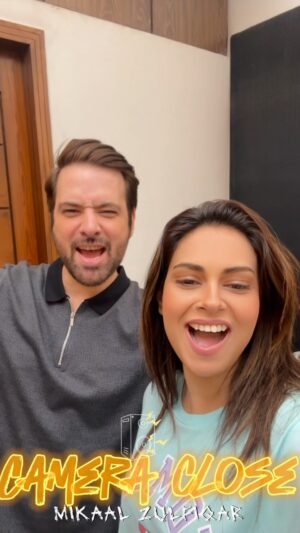 Kinza Razzak Instagram - Its a wrap from us and a hello to guys from TONIGHT💘🎬
May we be able to build the bond of love and connect with our audiences.We shot this project for 6 months in freezing cold of lahore,” and tonight our baby Dil e Nadaan is yours😘❤️✨🌟⚡️⚡️ Tune into to @harpalgeotv at 8pm sharp.
Big big love to my fantastic bombastic Producers @asadaqureshi @abdullah.kadwani 
..
Here is to us @saimawaseemofficial @uzmahassanofficial @simi_raheal_official @fajjerkhanofficial @munazzaharifofficial @bigulhussain @iam.haseebkhan @kashifmahmood.official