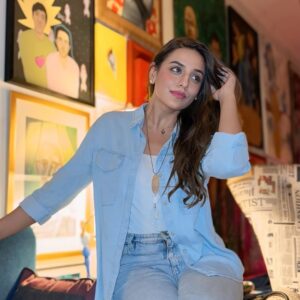 Kinza Razzak Instagram - Unapologetically Me! 🙋🏽‍♀️🩵

…

….
📸: Thank you @usmanahmedd  for being so gracious