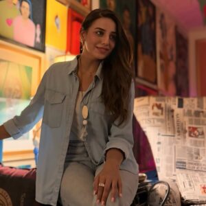 Kinza Razzak Instagram - Unapologetically Me! 🙋🏽‍♀️🩵

…

….
📸: Thank you @usmanahmedd  for being so gracious