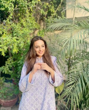 Kinza Razzak Instagram - Lilac is my happy color. 💜
Eid Mubarak 🙃

@kayseria.official
#eid #eidmubarak