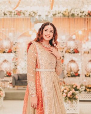 Kinza Razzak Instagram - A little joy in playing #dressup 💕💕

..

..
👗: @khadijabatoolofficial 
💄: @imadiasif 
💎: @zaheenkamran 
📷: @photographire