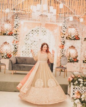 Kinza Razzak Instagram - A little joy in playing #dressup 💕💕

..

..
👗: @khadijabatoolofficial 
💄: @imadiasif 
💎: @zaheenkamran 
📷: @photographire
