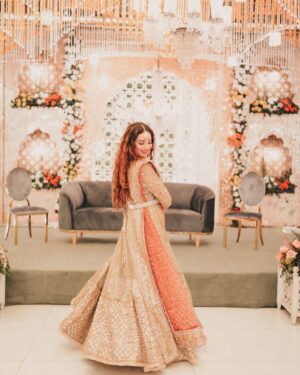 Kinza Razzak Instagram - A little joy in playing #dressup 💕💕

..

..
👗: @khadijabatoolofficial 
💄: @imadiasif 
💎: @zaheenkamran 
📷: @photographire