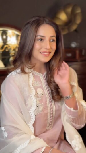 Kinza Razzak Instagram - Life is better in pink 🌸🌷

..
..

👗: @miraibysouchaj 
💄: @uzmaashfaqbridalstudio