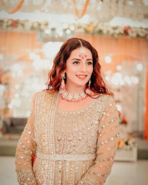 Kinza Razzak Instagram - A little joy in playing #dressup 💕💕

..

..
👗: @khadijabatoolofficial 
💄: @imadiasif 
💎: @zaheenkamran 
📷: @photographire