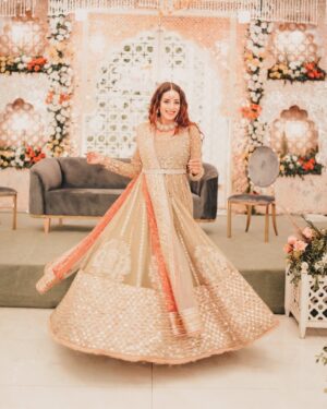 Kinza Razzak Instagram - A little joy in playing #dressup 💕💕

..

..
👗: @khadijabatoolofficial 
💄: @imadiasif 
💎: @zaheenkamran 
📷: @photographire