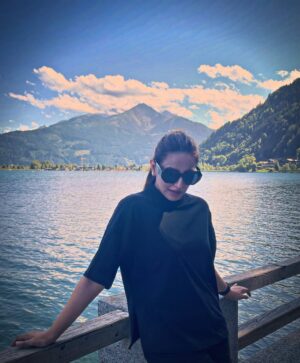 Kinza Razzak Instagram - White cotton candy skies 🍭☁️

…
…..
…..
#photooftheday #austria