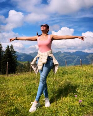 Kinza Razzak Instagram - Find me where the mountains meet the sky ☁️ ⛰️💖

…
….
#austria #fallinginlove #travel #travelgram