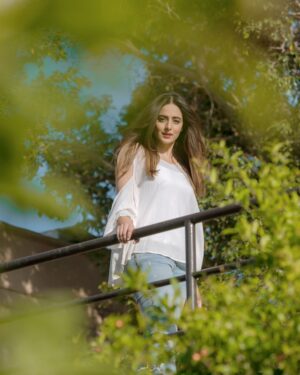 Kinza Razzak Instagram - You can’t control the wind, but you can adjust your sails 🍃
