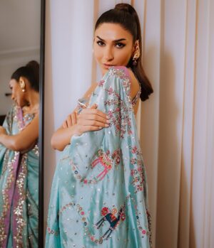 Kiran Malik Instagram - Wearing the luxurious and most elegant @ranosheirloomsofficial 

Earrings @masa.luxe 

📸 @capturedbysani 

#kiranmalik #ranosheirlooms #saree #lahore