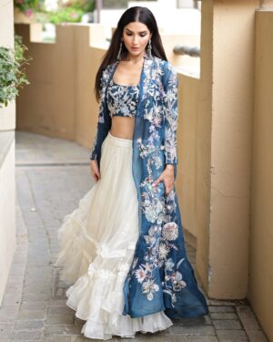 Kiran Malik Instagram - 1 look, 2 ways by @nidaazweratelier debuting her new collection showcasing at her exhibition in Dubai on Thursday. Details below 🤎

Date: Thurs, Feb 20th 
Time: 11-7pm 
Location: Address Montgomerie Dubai

📸 @sharmeenkhanphotography 

#kiranmalik #nidaazwer #styletricksbyk #dubai