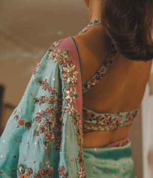 Kiran Malik Instagram - Wearing the luxurious and most elegant @ranosheirloomsofficial 

Earrings @masa.luxe 

📸 @capturedbysani 

#kiranmalik #ranosheirlooms #saree #lahore