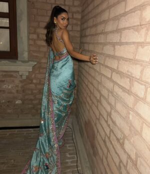 Kiran Malik Instagram - Wearing the luxurious and most elegant @ranosheirloomsofficial 

Earrings @masa.luxe 

📸 @capturedbysani 

#kiranmalik #ranosheirlooms #saree #lahore