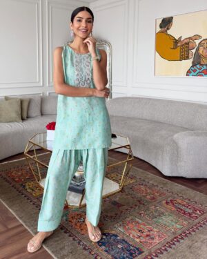 Kiran Malik Instagram - May the blessings of Jumma fill your heart with peace, your mind with clarity, and your soul with serenity. Jumma Mubarak!

Wearing @sucre.clothing