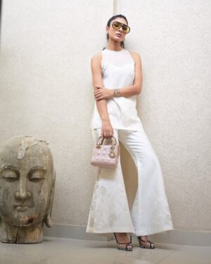 Kiran Malik Instagram - You look like you’re having fun in your outfit  kinda feeling wearing @sef.pk . Love the collection 💕

📸 @sharmeenkhanphotography