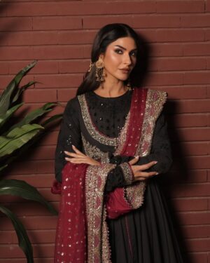 Kiran Malik Instagram - Wearing @hussainrehar.official 

Hair & makeup @nabila_salon @sajawal_mua 

📸 @farrukhzafarphotography