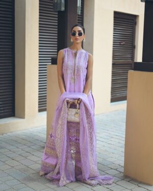 Kiran Malik Instagram - Wearing @kanwalmalik.official 

Lawn Season 🌺🩷 

📸 @sharmeenkhanphotography 

#kiranmalik #lawn #2025 #kanwalmalik #styletricksbyk #dubai #ottd