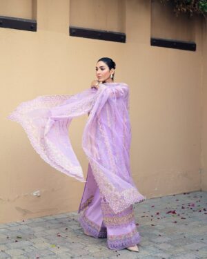 Kiran Malik Instagram - Wearing @kanwalmalik.official 

Lawn Season 🌺🩷 

📸 @sharmeenkhanphotography 

#kiranmalik #lawn #2025 #kanwalmalik #styletricksbyk #dubai #ottd