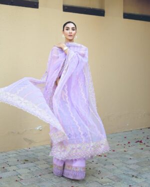 Kiran Malik Instagram - Wearing @kanwalmalik.official 

Lawn Season 🌺🩷 

📸 @sharmeenkhanphotography 

#kiranmalik #lawn #2025 #kanwalmalik #styletricksbyk #dubai #ottd
