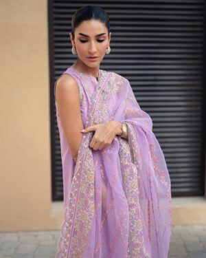 Kiran Malik Instagram - Wearing @kanwalmalik.official 

Lawn Season 🌺🩷 

📸 @sharmeenkhanphotography 

#kiranmalik #lawn #2025 #kanwalmalik #styletricksbyk #dubai #ottd