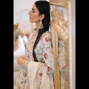 Kiran Malik Instagram - Sania Maskatiya @saniamaskatiya is back to Dubai for her Ramadan trunkshow on Tuesday 25th Feb ❤️ 

See you at Vida Emirates Hills from 10am - 7pm

📸 @sharmeenkhanphotography 

#kiranmalik #saniamaskatiya #eid #dubai
