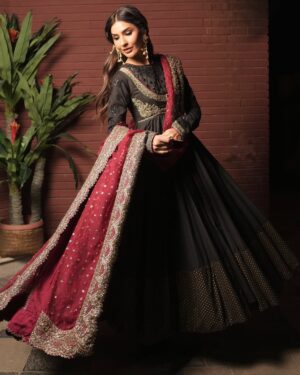 Kiran Malik Instagram - Wearing @hussainrehar.official 

Hair & makeup @nabila_salon @sajawal_mua 

📸 @farrukhzafarphotography