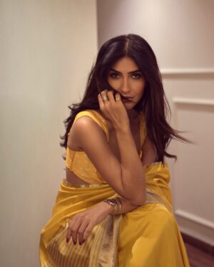 Kiran Malik Instagram - Wearing @raw_mango 🌼

Photo credits @sharmeenkhanphotography 

#sareekindanight #kiranmalik