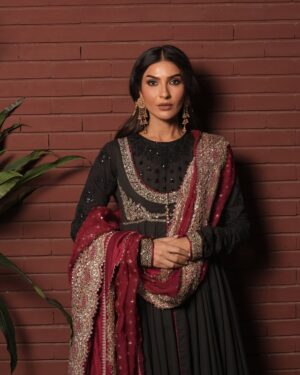 Kiran Malik Instagram - Wearing @hussainrehar.official 

Hair & makeup @nabila_salon @sajawal_mua 

📸 @farrukhzafarphotography