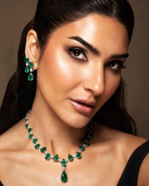 Kiran Malik Instagram - KIRAN MALIK X HAZOORILAL LEGACY 

Stepping into a world of timeless elegance as we unveil a curated selection of India’s finest luxury jewelry at Hazoorilal Legacy Jewellers’ first international flagship store at Dubai Hills Mall

Outfit @farazmanan 
Jewelry @hazoorilallegacy 
PR @therashmibalani 
Design @we.design.global 
MUA @manleen_makeupartist 
Hair @makeupandhairbyzara 
📸 @fahadeedotcom